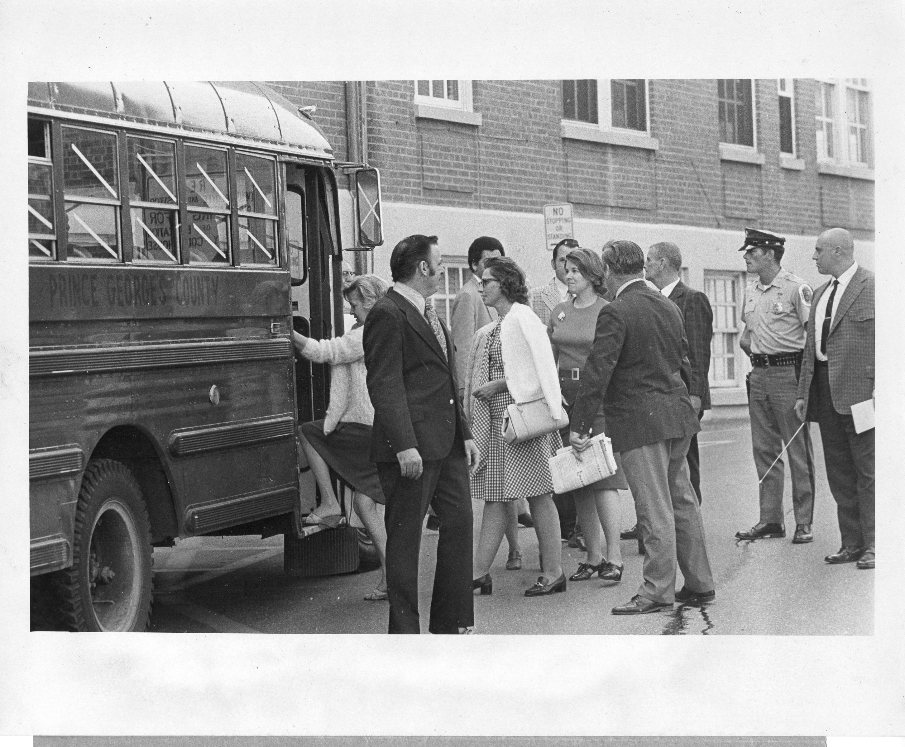 Jurors board bus during Arthur Bremer trial. (Reprinted with permission of the DC Public Library, Star Collection, © Washington Post.)
