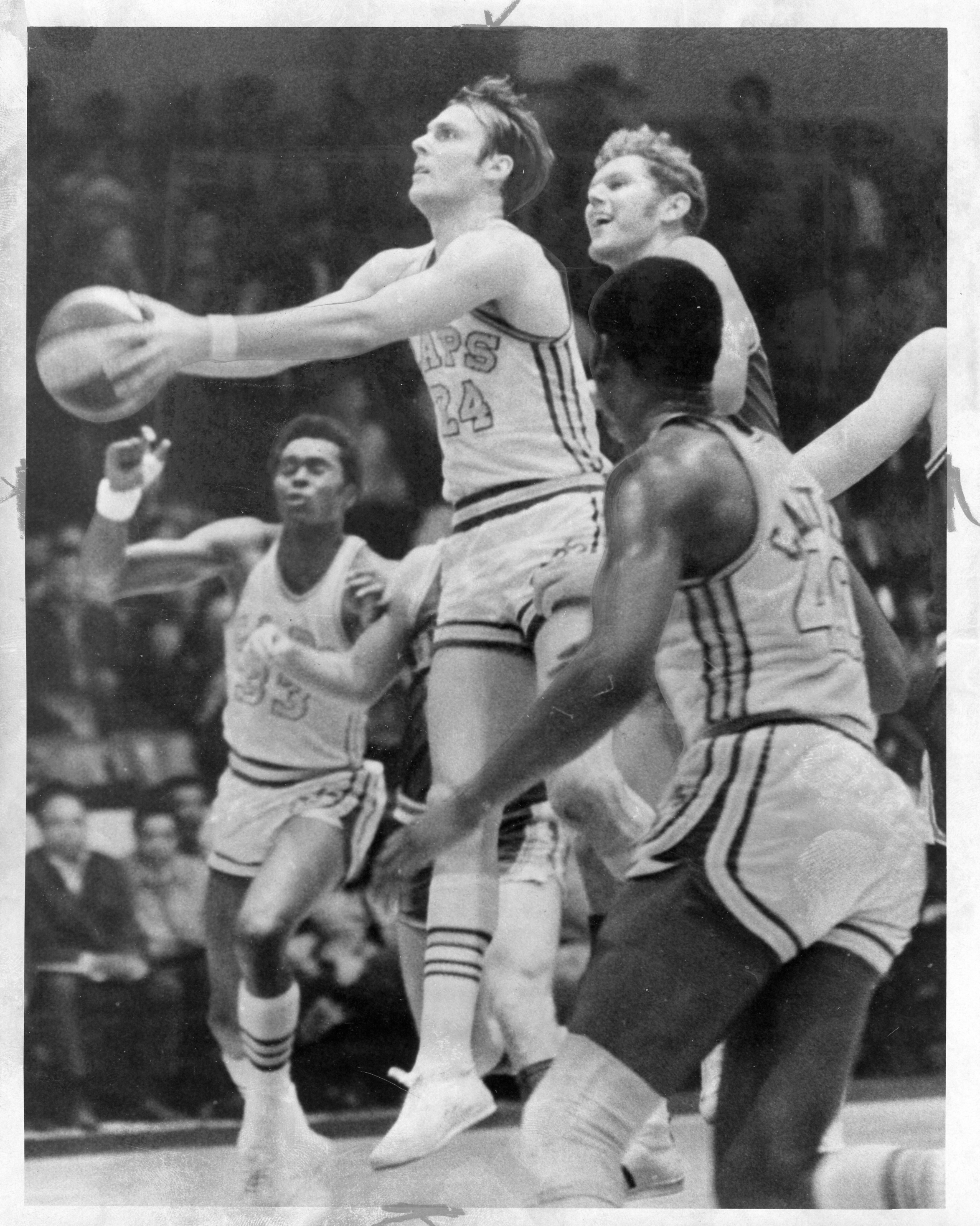 Rick Barry attempts a scoop shot while playing for Washington Caps in 1969. (Reprinted with permission of the DC Public Library, Star Collection, © Washington Post.)