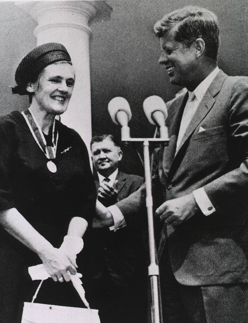  Frances Kathleen Oldham Kelsey receiving the President's Award for Distinguished Federal Civilian Service from President John F. Kennedy, in 1962.