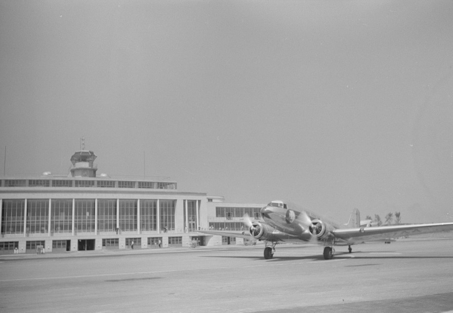 Airplane taxiing out of National Airport 