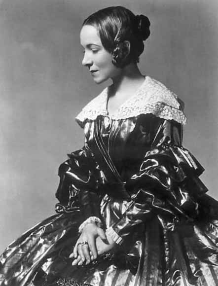 Helen Hayes as Queen Victoria in 1936 (Source: Performing Arts Archives)