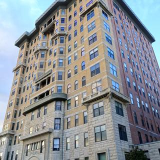 Exterior view of The Cairo building in Washington, DC. (Credit: Daderot on Wikimedia Commons)