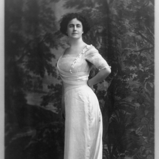 Black and white full-length portrait of Edith Wilson from 1913. Wikimedia Commons.