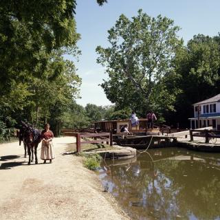 Costumed interpreter at the C&O Canal (Source: Wikimedia Commons)