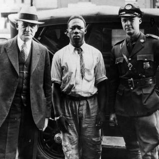 Two police officers transport prisoner George Armwood to Baltimore in the US state of Maryland.