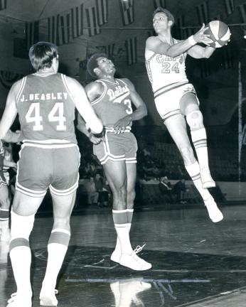 Rick Barry playing for Washington Caps in 1970. (Reprinted with permission of the DC Public Library, Star Collection, © Washington Post.)