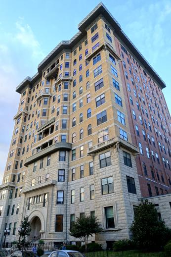 Exterior view of The Cairo building in Washington, DC. (Credit: Daderot on Wikimedia Commons)