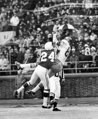 Jerry Smith catches a touchdown pass while closely defended in a December 1969 game.