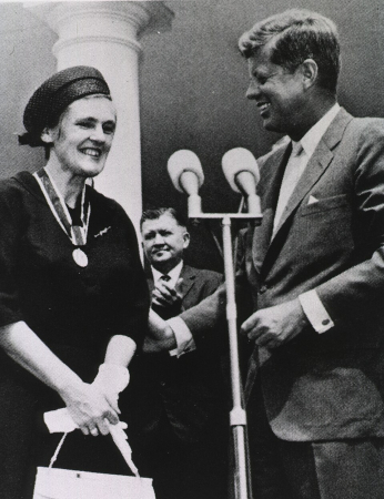 Frances Kathleen Oldham Kelsey receiving the President's Award for Distinguished Federal Civilian Service from President John F. Kennedy, in 1962.