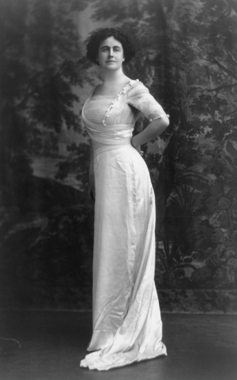 Black and white full-length portrait of Edith Wilson from 1913. Wikimedia Commons.