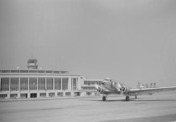 Airplane taxiing out of National Airport 