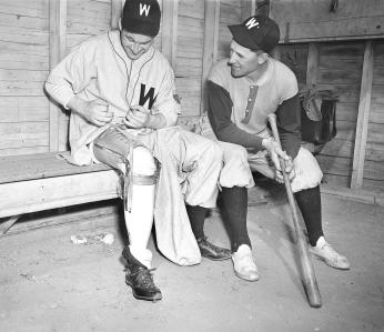 Bert Shepard (left) and Washington Senators manager Ossie Bluege. (AP Photo)