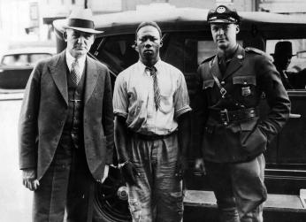 Two police officers transport prisoner George Armwood to Baltimore in the US state of Maryland.