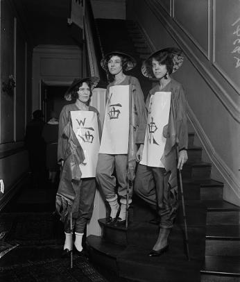 Washington society girls dressed as human Mah Jongg tiles. (Source: Harris & Ewing Collection, Library of Congress)