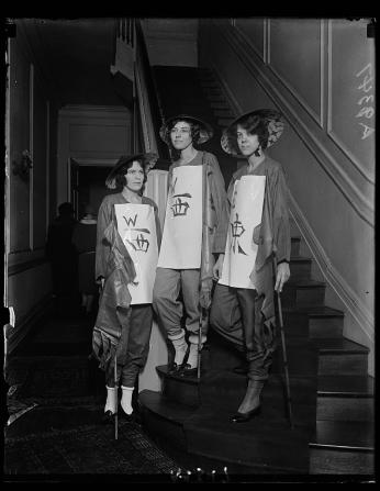 Washington society girls dressed as human Mah Jongg tiles. (Source: Harris & Ewing Collection, Library of Congress)