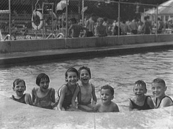 White children enjoy Glen Echo's Crystal Pool in the summer of 1935. (Photo source: Library of Congress)