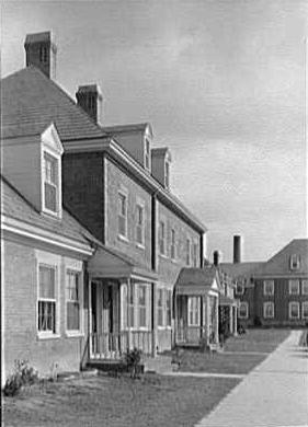 Close-up of Fairlington homes surrounding courtyard soon after construction in the early 1940s. (Source: Library of Congress)