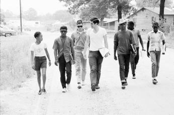 Freedom Summer volunteers and locals canvassing. (Credit: Courtesy of Ted Polumbaum provided courtesy of Newseum)