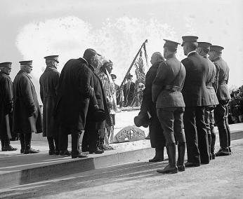 Chief Plenty Coups and others paying respects at the unknown soldier burial.