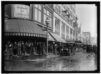 Street scene, Woodward & Lothrop, 11th and F Streets, NW, Washington, D.C. (Source: Library of Congress) Street scene, Woodward & Lothrop, 11th and F Streets, NW, Washington, D.C. (Source: Library of Congress)