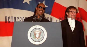 Robin Williams and Steve Wonder at Democratic Party fundraiser in Washington, May 8, 1996. (Source: Getty)