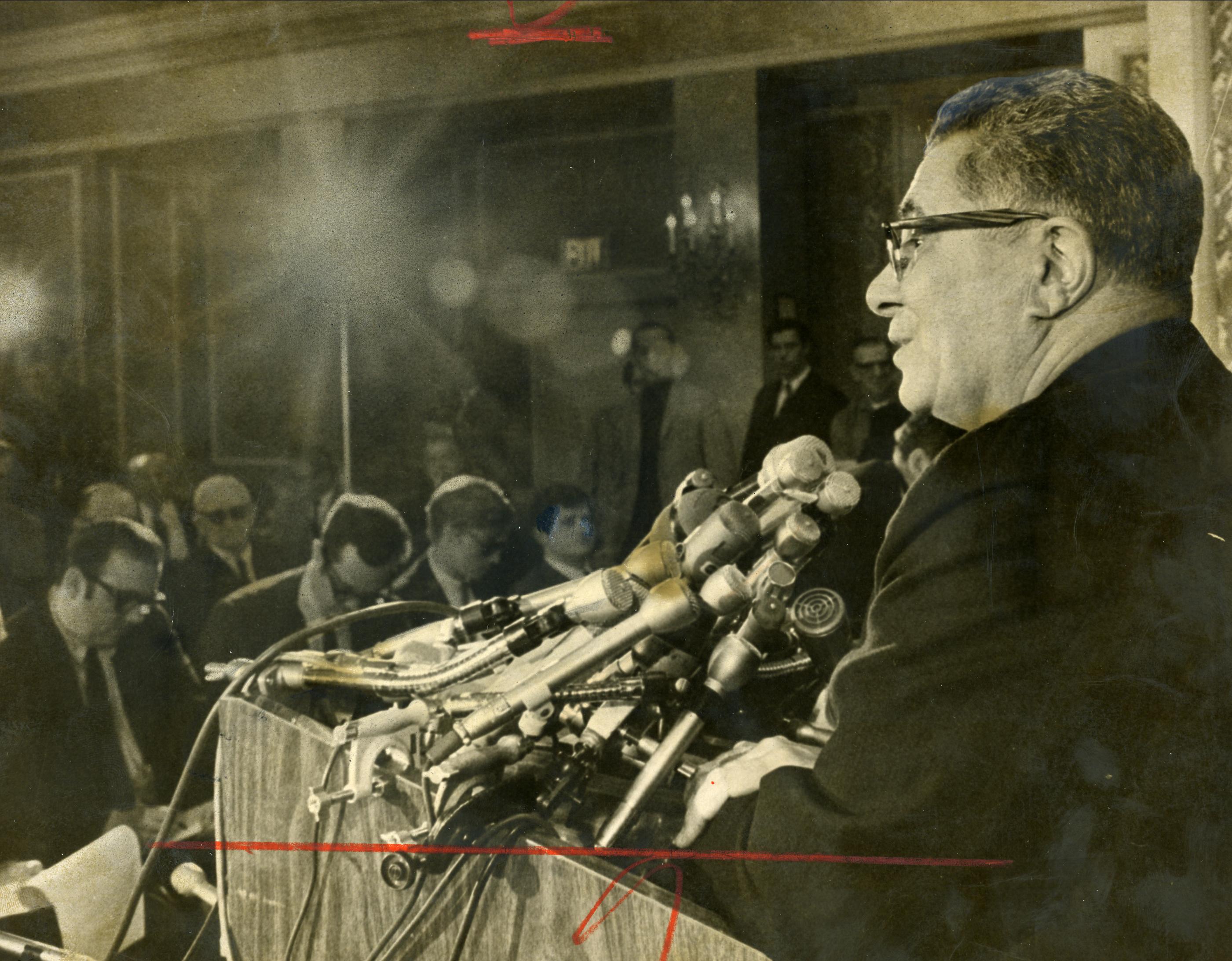 Vince Lombardi talks to reporters at his introductory news conference, February 6, 1969. (Reprinted with permission of the DC Public Library, Star Collection, © Washington Post.)