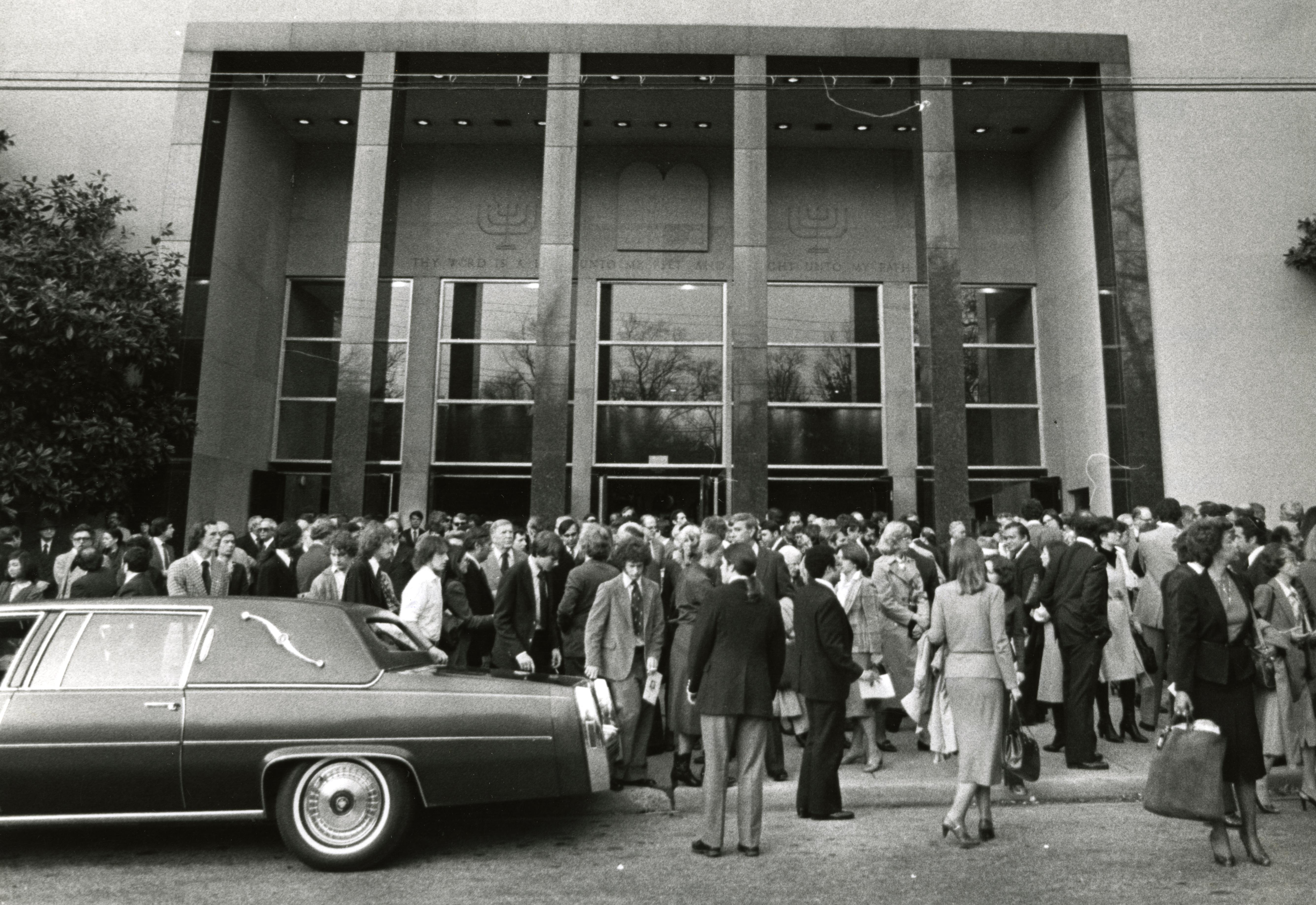 Large crowd of mourners stand outside Washington synagogue where memorial services for Dr. Michael Halberstam were held. ((Reprinted with permission of the DC Public Library, Star Collection, © Washington Post.)
