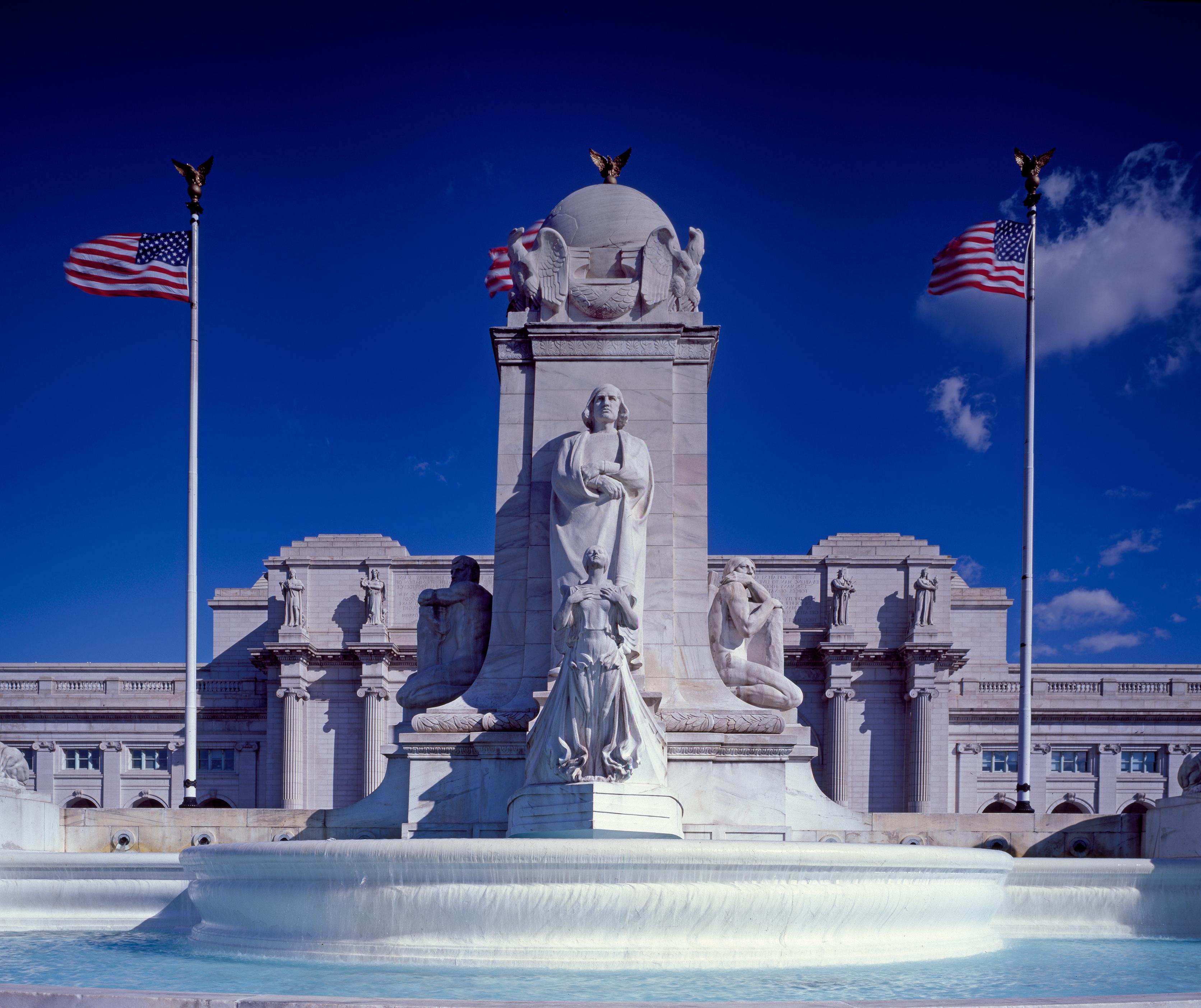 Columbus Circle fountain in front of Union Station. (Source: Library of Congress)