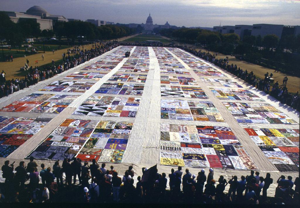 View of the AIDS Memorial Quilt on the National Mall on October 11, 1987. (Photo courtesy of the NAMES Project.)