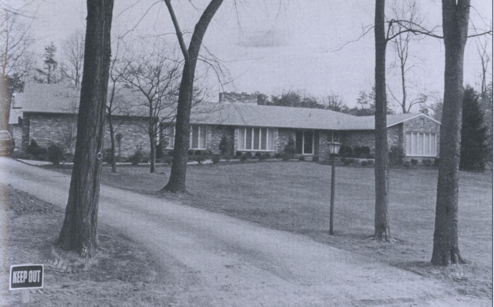 Great Falls home shared by Linda Hamilton and Bernard Welch. (Photo Credit: Paul Schmick, Reprinted with permission of the DC Public Library, Star Collection, © Washington Post.)