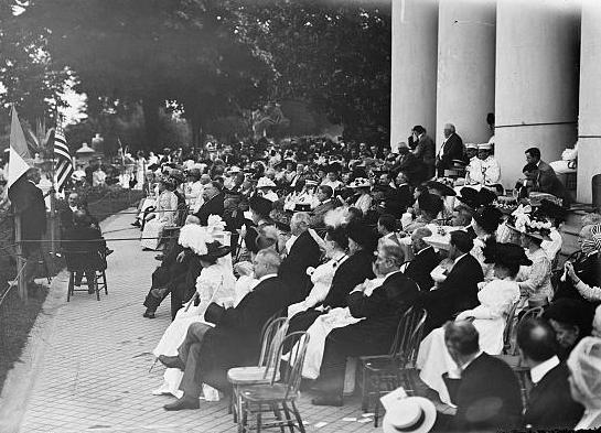 L'Enfant's second burial drew a large crowd to the portico of the old Lee mansion in 1909.
