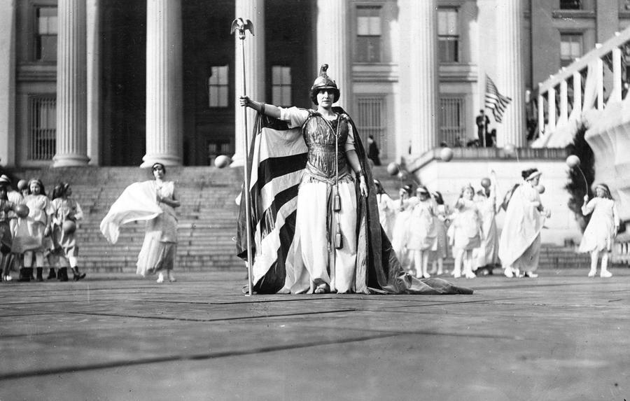 Hedwig Reicher as Columbia in Suffrage Parade Pageant (Credit: Library of Congress)