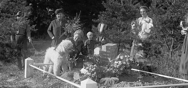 Dog funeral at Aspin Hill Pet Cemetery, October 7, 1921. (Source: Library of Congress)