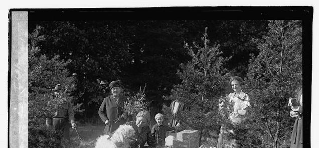 Dog funeral at Aspin Hill Pet Cemetery, October 7, 1921. (Source: Library of Congress) Dog funeral at Aspin Hill Pet Cemetery, October 7, 1921. (Source: Library of Congress)